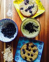 Panqueques de plátano, avena y blueberries